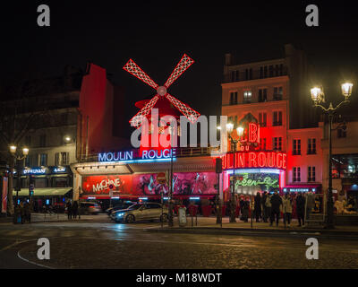 Paris, Frankreich - 7. Januar 2017: Moulin Rouge in der Nacht. Es ist ein berühmtes Kabarett 1889, Position im Viertel Montmartre. Stockfoto