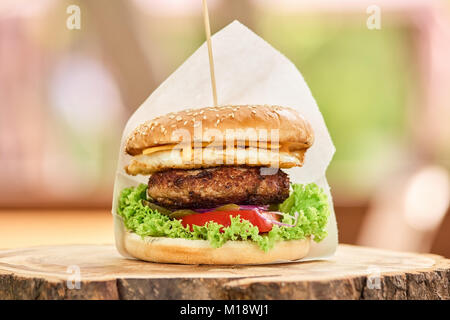 Hamburger auf Stick hautnah. Stockfoto