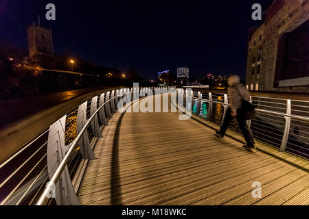 Castle Park Bridge, neue Serpentinenfußbrücke und Finzels Erreichen nachts Bristol. GROSSBRITANNIEN Stockfoto