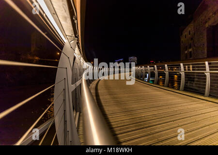 Castle Park Bridge, neue Serpentinenfußbrücke und Finzels Erreichen nachts Bristol. GROSSBRITANNIEN Stockfoto