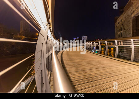 Castle Park Bridge, neue Serpentinenfußbrücke und Finzels Erreichen nachts Bristol. GROSSBRITANNIEN Stockfoto