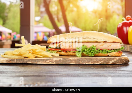 Lecker hot dog auf verschwommenen Hintergrund. Stockfoto