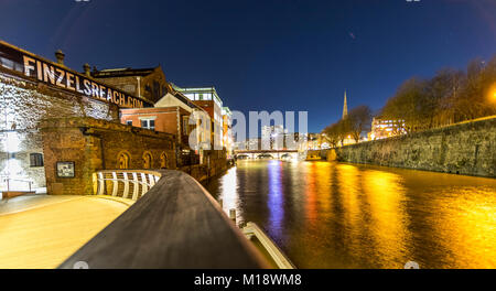 Castle Park Bridge, neue Serpentinenfußbrücke und Finzels Erreichen nachts Bristol. GROSSBRITANNIEN Stockfoto
