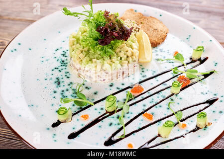 Avocado mit Toast in Sauce Tartar mit belgischen Hering. Stockfoto