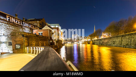 Castle Park Bridge, neue Serpentinenfußbrücke und Finzels Erreichen nachts Bristol. GROSSBRITANNIEN Stockfoto