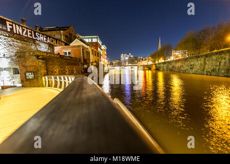 Castle Park Bridge, neue Serpentinenfußbrücke und Finzels Erreichen nachts Bristol. GROSSBRITANNIEN Stockfoto