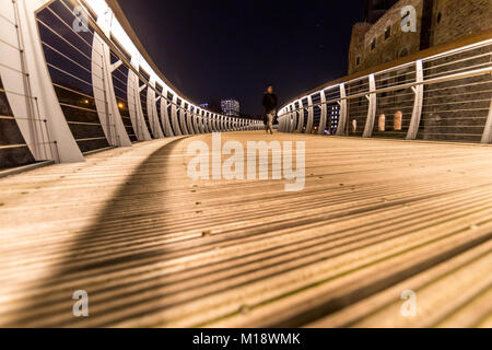 Castle Park Bridge, neue Serpentinenfußbrücke und Finzels Erreichen nachts Bristol. GROSSBRITANNIEN Stockfoto