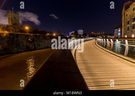 Castle Park Bridge, neue Serpentinenfußbrücke und Finzels Erreichen nachts Bristol. GROSSBRITANNIEN Stockfoto