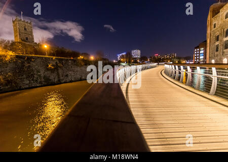 Castle Park Bridge, neue Serpentinenfußbrücke und Finzels Erreichen nachts Bristol. GROSSBRITANNIEN Stockfoto