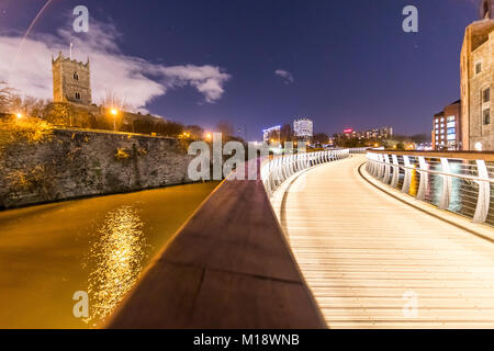 Castle Park Bridge, neue Serpentinenfußbrücke und Finzels Erreichen nachts Bristol. GROSSBRITANNIEN Stockfoto