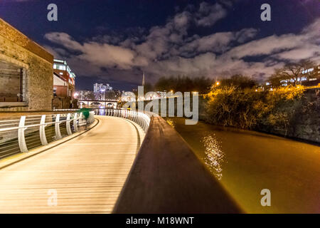 Castle Park Bridge, neue Serpentinenfußbrücke und Finzels Erreichen nachts Bristol. GROSSBRITANNIEN Stockfoto