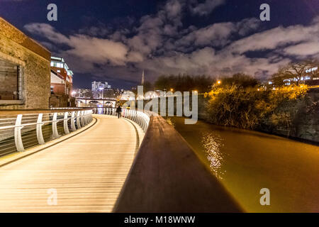 Castle Park Bridge, neue Serpentinenfußbrücke und Finzels Erreichen nachts Bristol. GROSSBRITANNIEN Stockfoto