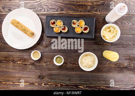 Cut und uncut Brötchen unagi Furay und Beilage. Stockfoto