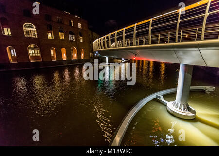 Castle Park Bridge, neue Serpentinenfußbrücke und Finzels Erreichen nachts Bristol. GROSSBRITANNIEN Stockfoto