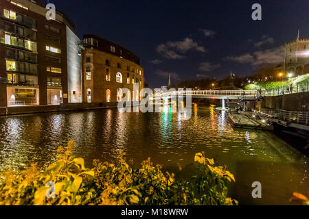 Castle Park Bridge, neue Serpentinenfußbrücke und Finzels Erreichen nachts Bristol. GROSSBRITANNIEN Stockfoto