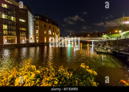 Castle Park Bridge, neue Serpentinenfußbrücke und Finzels Erreichen nachts Bristol. GROSSBRITANNIEN Stockfoto