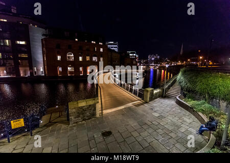 Castle Park Bridge, neue Serpentinenfußbrücke und Finzels Erreichen nachts Bristol. GROSSBRITANNIEN Stockfoto
