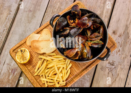 Viele Muscheln in den Topf, und Beilage. Stockfoto