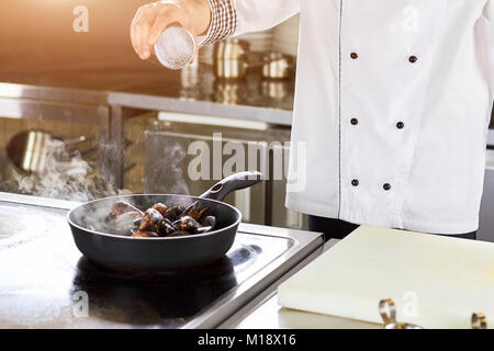 Das Salzen Chef Schüssel mit Gedünsteten - Muscheln. Stockfoto