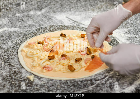 Pizza mit Meeresfrüchten kochen. Stockfoto