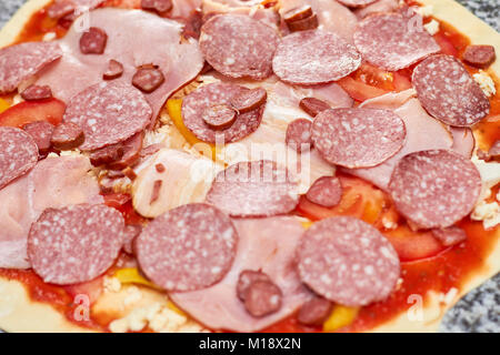 Wurst auf Pizza. Stockfoto