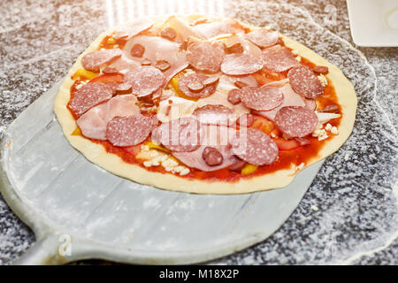 Roh Salami pizza pizza Peel. Stockfoto