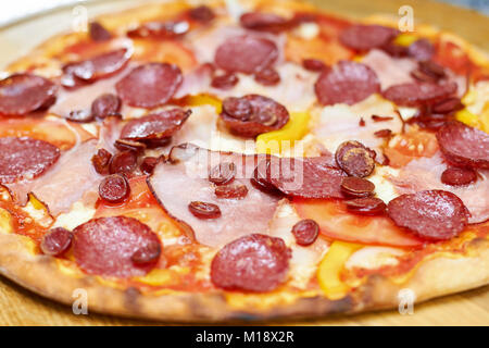 Frisch gebackene saftige Salami Pizza. Stockfoto