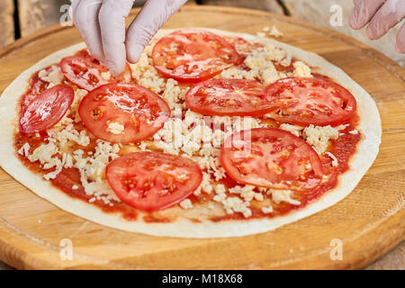 Die Tomaten Scheiben, Pizza Kochen. Stockfoto
