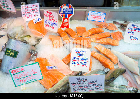 Eine Anzeige von frischen Fisch auf Eis auf P.A. Liddle und Söhne Fischhändler Stall in der Viktorianischen Markthalle Darlington Co Durham England Stockfoto