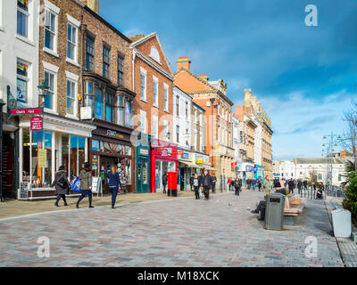 Hohe Reihe Fußgängerzone Shoppingcenter im Zentrum Stadt Darlington Co. Durham England Stockfoto