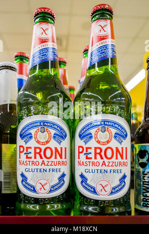 Für den Verkauf in einem britischen Supermarkt italienische Peroni Nastro Azzurro Lagerbier, Gluten freie Version Stockfoto