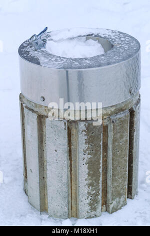 Wasserspender eingefroren und in den öffentlichen Park im Winter geschneit. Gefrorene Trog in der Straße. Stockfoto