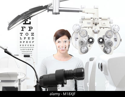 Optiker Prüfung, die sehkraft Frau Patienten in Optiker Büro Stockfoto