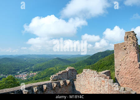 Blick von der Madenburg Burg in der Nähe von Neustadt an der Weinstraße, Deutschland ruinieren. Stockfoto