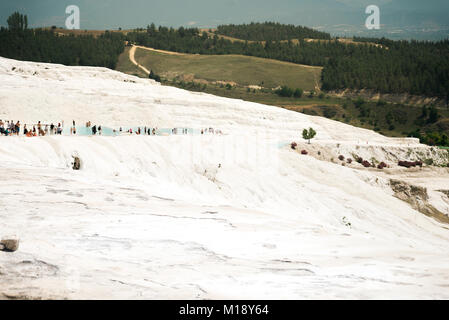 Verschiedene touristische in Travertine Pools von Pamukkale Denizli Türkei. Stockfoto