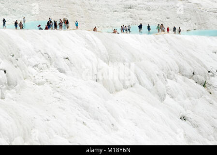 Denizli, Türkei - Juni 3, 2017. Verschiedene touristische in Travertine Pools von Pamukkale Denizli Türkei. Stockfoto