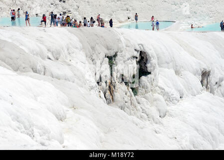 Denizli, Türkei - Juni 3, 2017. Verschiedene touristische in Travertine Pools von Pamukkale Denizli Türkei. Stockfoto