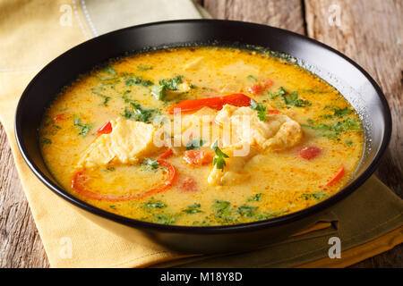 Moqueca Eintopf Fisch mit Paprika in scharfer Coconut sauce Close-up auf einem Teller auf dem Tisch. Horizontale Stockfoto