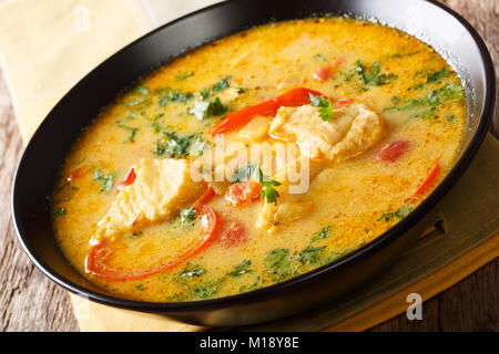 Brasilianisches schmorgericht Fisch mit Gemüse und Kokosmilch close-up in einer Schüssel auf dem Tisch. Horizontale Stockfoto