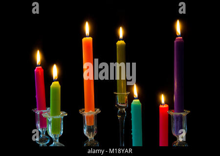 Viele farbige Kerzen im Glas Kerzenhalter Stockfoto