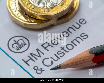 HM Einnahmen und Zoll Steuererklärung und Self Assessment Form mit einigen Loose Change - Menschen in der Harpen den Bleistift' Steuern zu zahlen Stockfoto