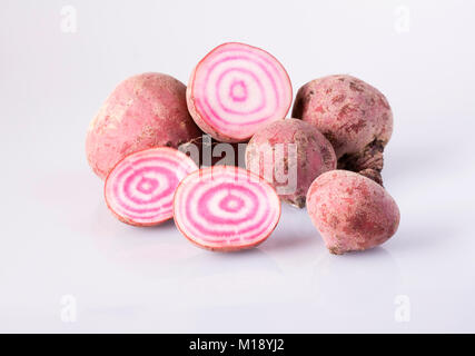 Beta vulgaris. Chioggia Rote Bete. Candy Stripe rote Beete. Stockfoto