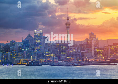 Auckland. Stadtbild bild Skyline von Auckland, Neuseeland während des Sonnenuntergangs.