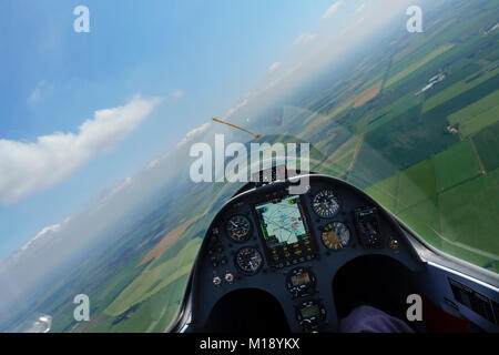 Piloten Blick auf moderne Instrumententafel in einem Schemmp Hirth Duo Discus Hochleistungs-Zweisitzer Thermal über Großbritannien. Stockfoto