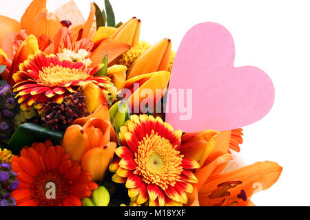 Blumenstrauß mit einem Hinweis in der Form eines Herzens. Blumenstrauß close-up, auf weißem Hintergrund. Stockfoto