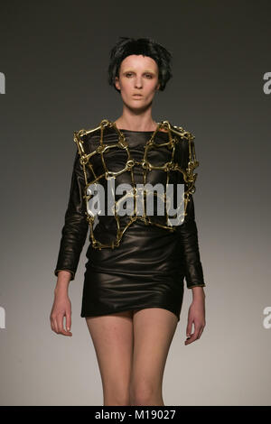 24. Februar 2009. London Fashion Week. Vauxhall Fashion Scout. Pop Show Sammlung von Gemma Durchhang. Stockfoto