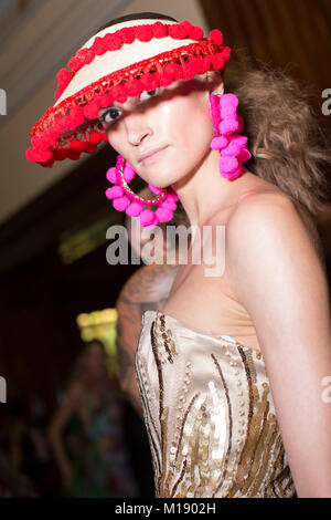 London, UK, 17. September 2016, Modell backstage Fashion Scout, London Fashion Week SS/17 an Freimaurer Hall. Mariusz Goslicki/Alamy Stockfoto