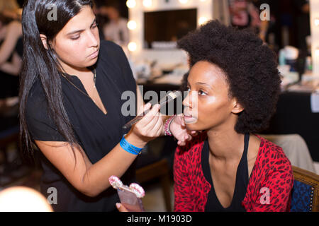 London, UK, 17. September 2016, Modell backstage Fashion Scout, London Fashion Week SS/17 an Freimaurer Hall. Mariusz Goslicki/Alamy Stockfoto