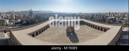 Panoramablick auf die Moschee von Ibn Tulun vom Minarett, Kairo, Ägypten Stockfoto