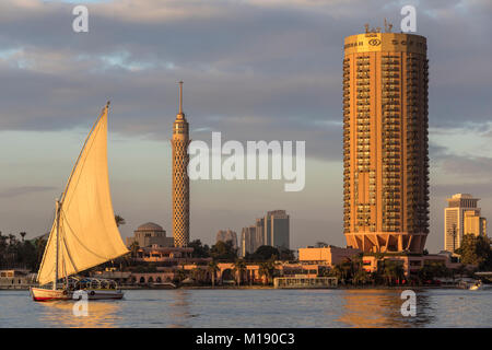 Sonnenuntergang am Nil mit einer Feluke, Nil Turm, und Sofitel Hotel, Kairo, Ägypten Stockfoto